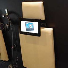 創(chuàng)新駕駛體驗(yàn) 香港貿(mào)發(fā)局春電展Simon Trading展示9 Dual Screen Cinema for Car電子解決方案